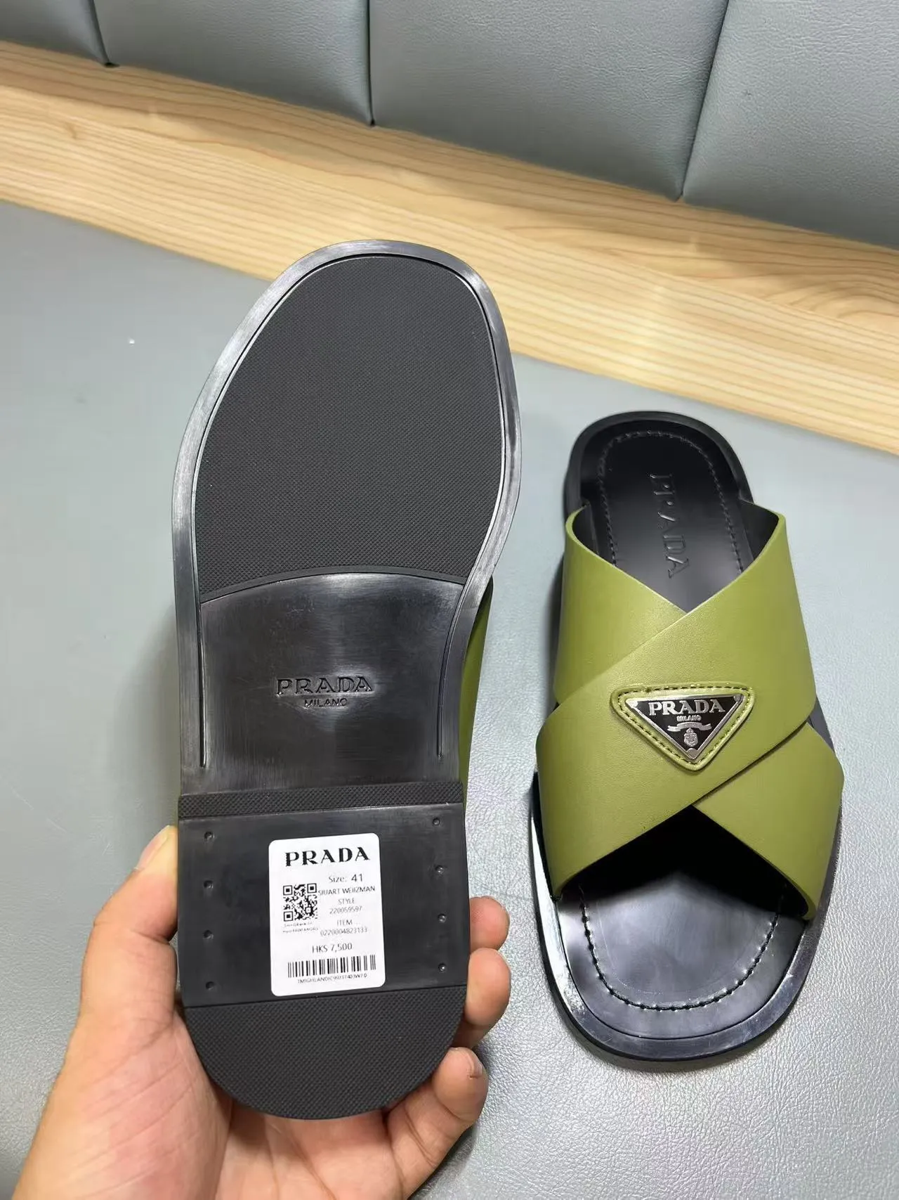 340💰PRADA Prada’s latest slippers are synchronized with the official website. This slipper is made of the brand’s unique and iconic Saffiano leather. The brand logo jumps out from the double straps, and the brand style is clearly visible. Cowhide gives men elegant charm and functional design, making it an ideal choice for vacation and leisure. Size:38-45